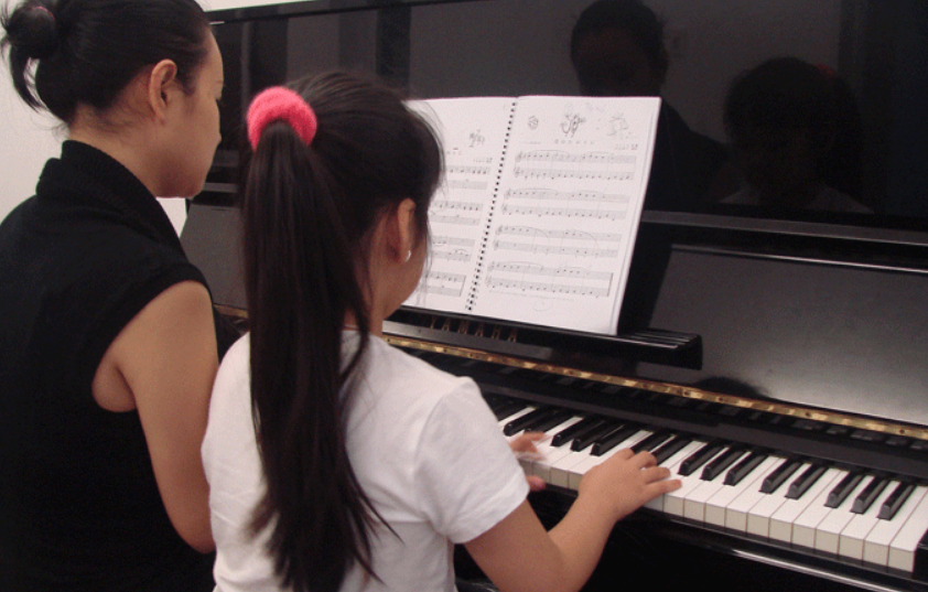 Khám phá khả năng âm nhạc của mình với khóa học dạy piano chuyên nghiệp tại trường nhạc của chúng tôi, được giảng dạy bởi các giáo viên tâm huyết và có kinh nghiệm giảng dạy rộng lớn.